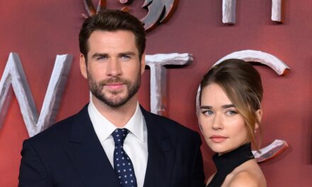 La nouvelle fiancée de Liam Hemsworth, Gabriella Brooks, épate dans une robe dos nu sur le tapis rouge
