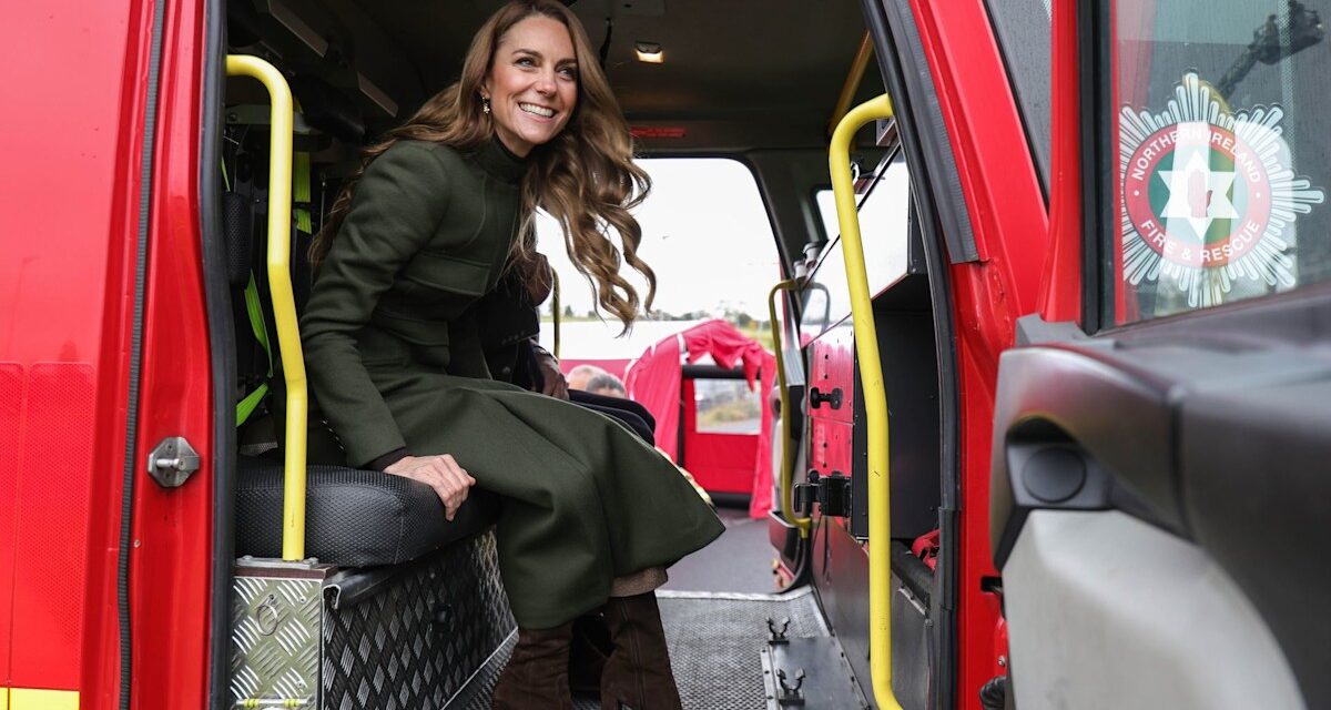 Kate Middleton plaisante sur la conduite avec les « sirènes allumées » lors de la visite des pompiers en Irlande du Nord avec le prince William