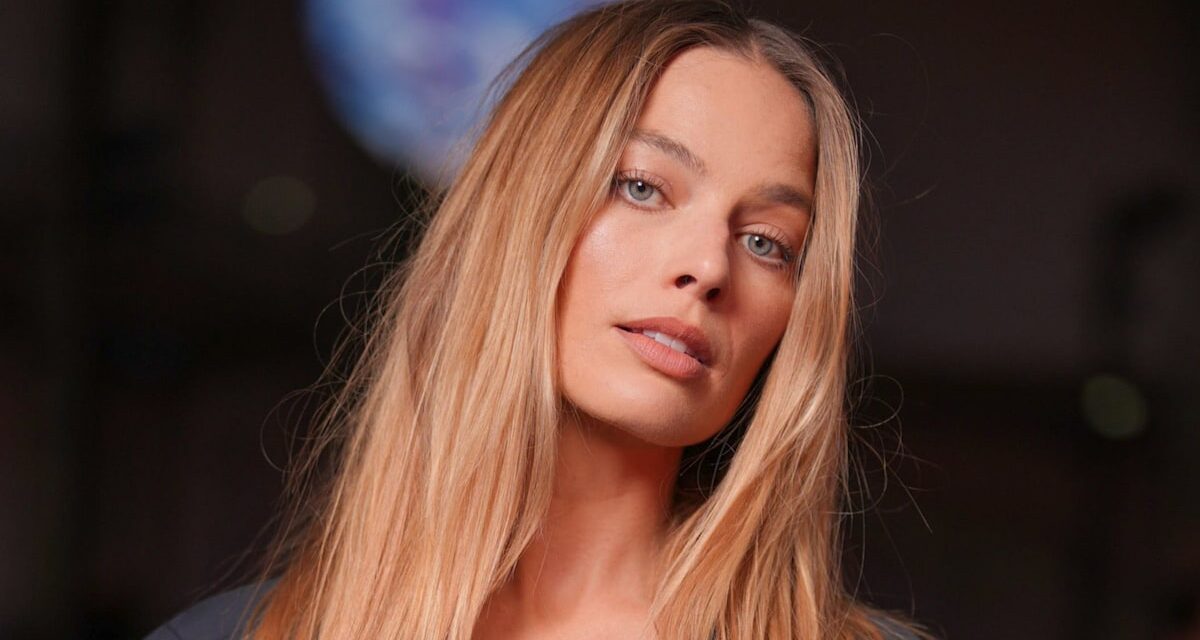 Margot Robbie prouve qu&rsquo;un haut de bikini itsy-bitsy peut être approuvé par l&rsquo;automne lorsqu&rsquo;il est stylisé avec un coordon confortable