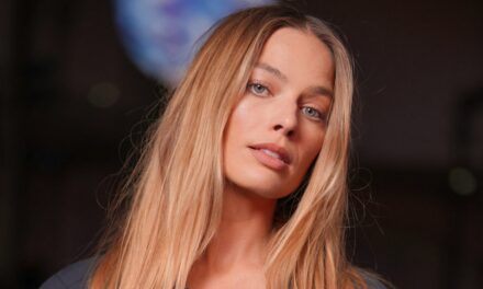 Margot Robbie prouve qu&rsquo;un haut de bikini itsy-bitsy peut être approuvé par l&rsquo;automne lorsqu&rsquo;il est stylisé avec un coordon confortable