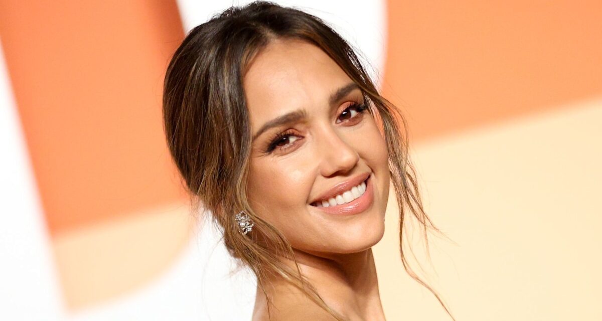 Jessica Alba le rejette à son style Y2K avec des photos qui sont une telle humeur « 