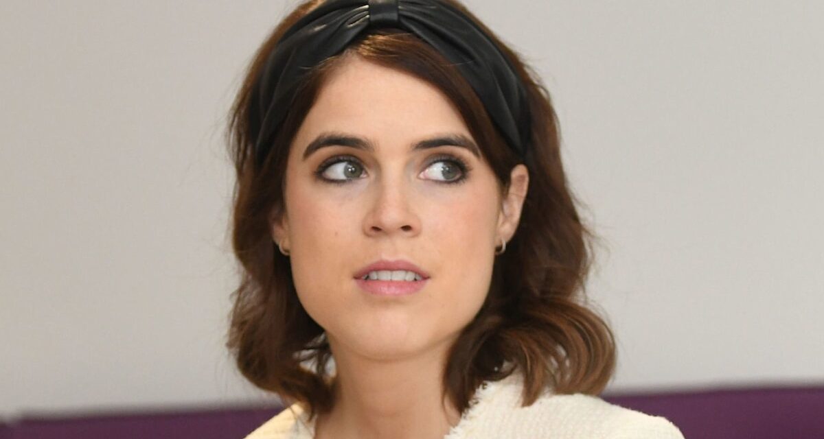 La princesse Eugénie est radieuse dans une jupe soyeuse et des bottes hauteur genou pour une sortie touchante