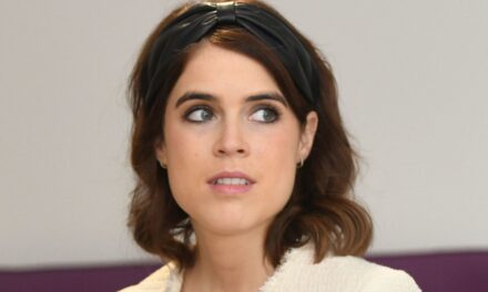 La princesse Eugénie est radieuse dans une jupe soyeuse et des bottes hauteur genou pour une sortie touchante