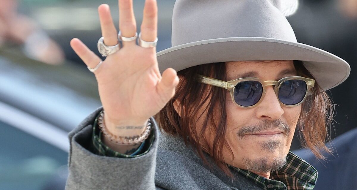 Johnny Depp est tout souriant un an après une incroyable transformation des dents