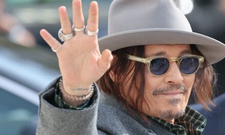 Johnny Depp est tout souriant un an après une incroyable transformation des dents