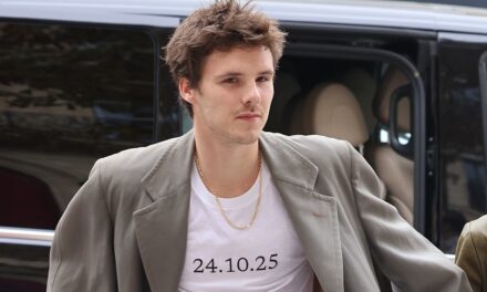 Cruz Beckham envoie un message cryptique avec un t-shirt de slogan de déclaration