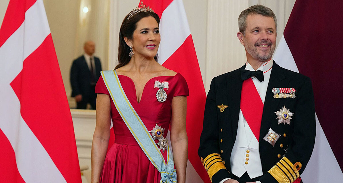 La reine Mary impressionne avec son diadème en diamant et sa robe de bal rouge lors du banquet d&rsquo;État de Lettonie