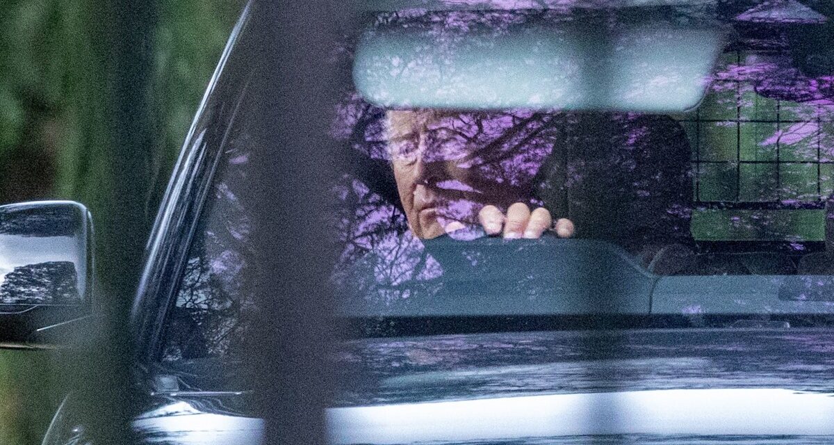 Le roi Charles abattu photographié pour la première fois depuis qu&rsquo;Andrew a été déchu de ses titres