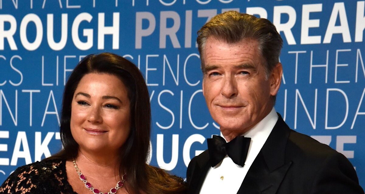Keely Shaye Smith, l&rsquo;épouse de Pierce Brosnan, montre un physique tonique dans une robe en soie sensuelle et en cuir lors d&rsquo;un rendez-vous amoureux