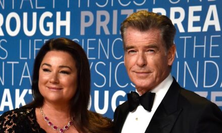Keely Shaye Smith, l&rsquo;épouse de Pierce Brosnan, montre un physique tonique dans une robe en soie sensuelle et en cuir lors d&rsquo;un rendez-vous amoureux