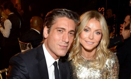 À l&rsquo;intérieur de l&rsquo;amitié de Kelly Ripa et David Muir : des collègues d&rsquo;ABC aux vacances en famille et aux régimes de retraite partagés