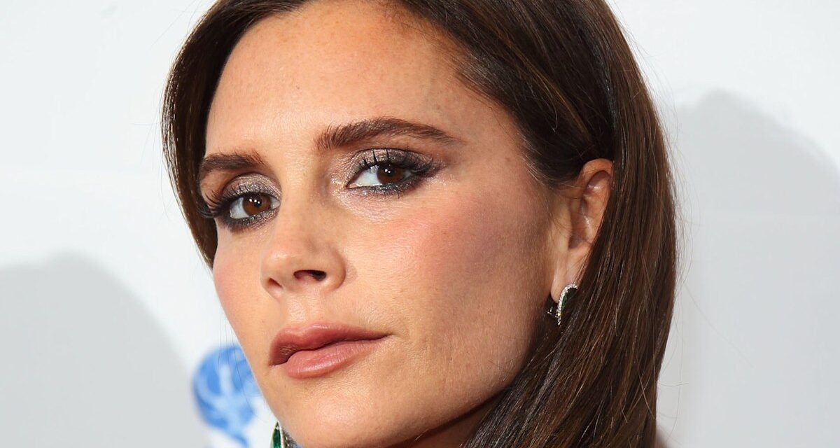 Victoria Beckham impressionne dans sa nouvelle robe crayon bordeaux – avec des détails cachés surprenants