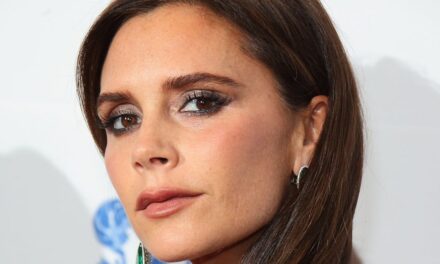 Victoria Beckham impressionne dans sa nouvelle robe crayon bordeaux – avec des détails cachés surprenants