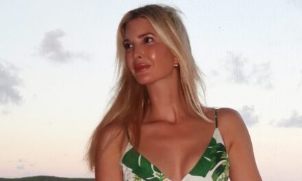 Ivanka Trump affiche un physique phénoménal en maillot de bain sans bretelles sur une photo au bord de l&rsquo;eau