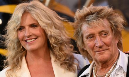 Exclusif: Penny Lancaster révèle la leçon de Rod Stewart pour 2 fils sur le fait d&rsquo;être un «vrai homme»