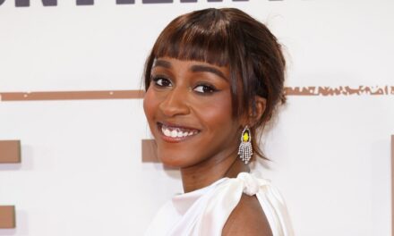 Ayo Edebiri s&rsquo;inspire du style de Victoria Beckham dans une robe de mariée blanche et soyeuse