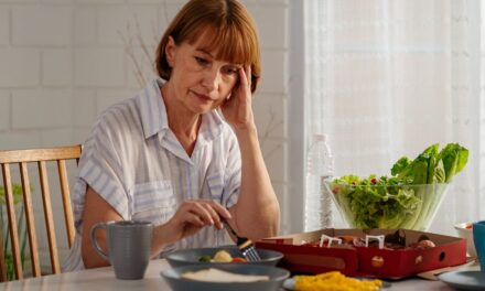 L’erreur surprenante de régime qui empêche les femmes de perdre de la graisse abdominale à la ménopause