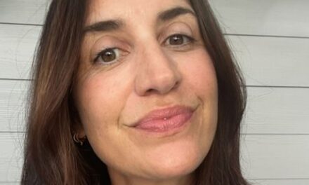 J&rsquo;ai réduit de moitié ma routine de soins de la peau à 49 ans – et je n&rsquo;ai jamais été aussi belle