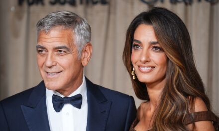 Amal Clooney dégage un glamour hollywoodien au tapis rouge de Londres avec son mari George