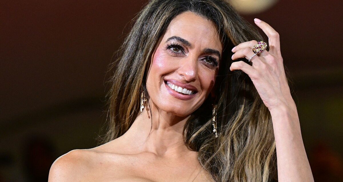 Les cheveux gothiques noir de jais d&rsquo;Amal Clooney sont le changement parfait pour les nuits plus froides