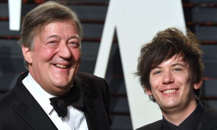 Tout ce que Stephen Fry, 68 ans, a dit sur son écart d&rsquo;âge avec son mari Elliot, 38 ans