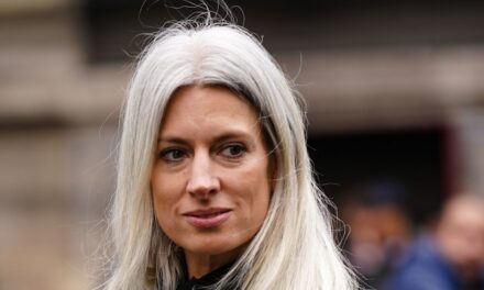 Des coupes de cheveux flatteuses pour cheveux gris qui illumineront instantanément votre visage