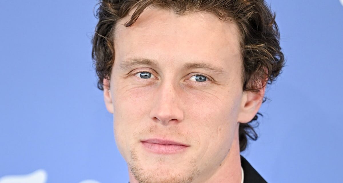 La star de « 1917 », George MacKay, parle de devenir père – EXCLUSIF