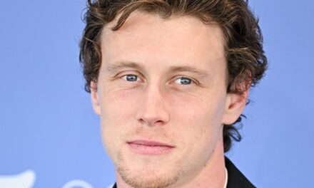 La star de « 1917 », George MacKay, parle de devenir père – EXCLUSIF