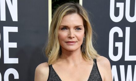 Michelle Pfeiffer suscite la réaction des fans alors qu&rsquo;elle fait des aveux francs sur sa carrière