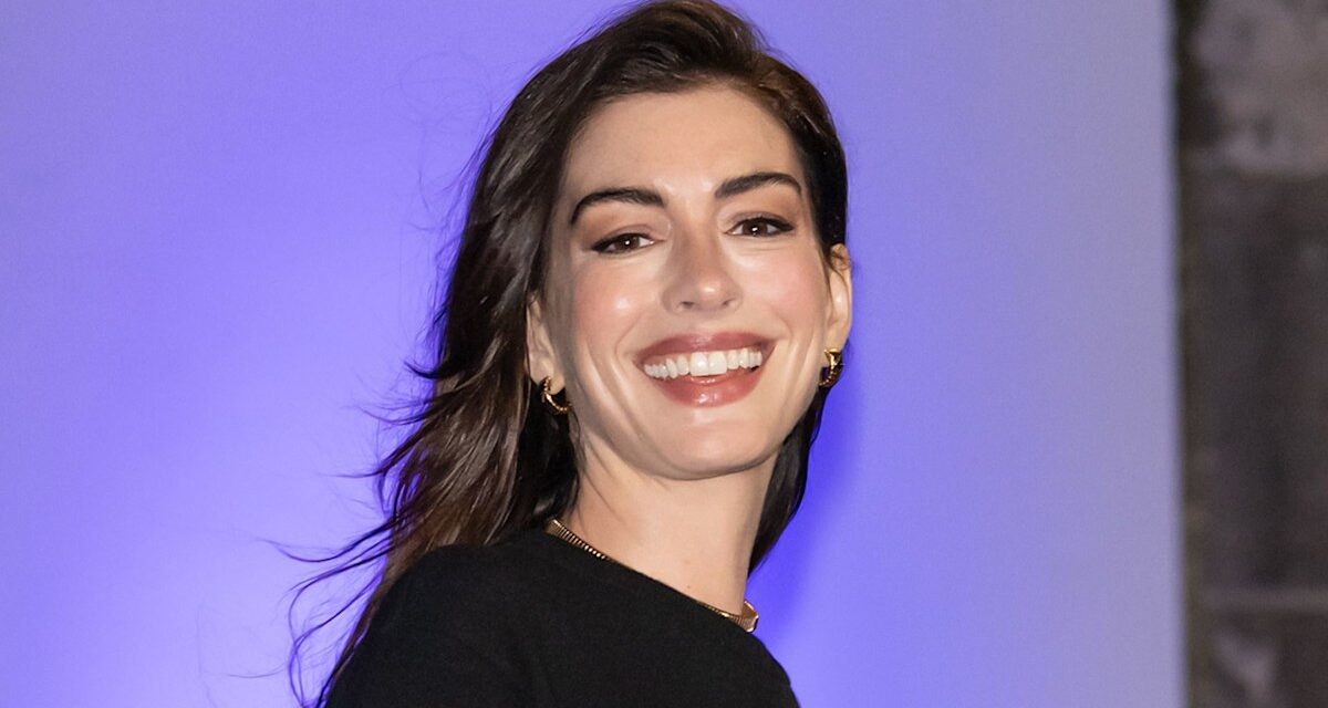 Anne Hathaway et son mari Adam Shulman ressemblent à des adolescents amoureux avec un PDA rare lors d&rsquo;un rendez-vous amoureux