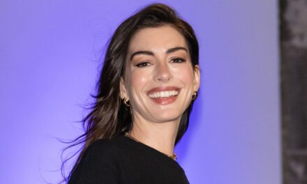 Anne Hathaway et son mari Adam Shulman ressemblent à des adolescents amoureux avec un PDA rare lors d&rsquo;un rendez-vous amoureux