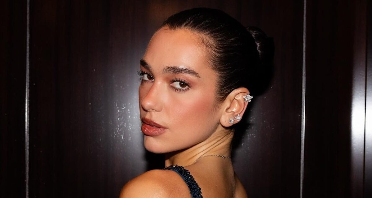 La mini-robe à disque à sequins transparents de Dua Lipa vient d&rsquo;arriver en tête de notre liste de souhaits pour la saison des fêtes