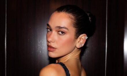 La mini-robe à disque à sequins transparents de Dua Lipa vient d&rsquo;arriver en tête de notre liste de souhaits pour la saison des fêtes