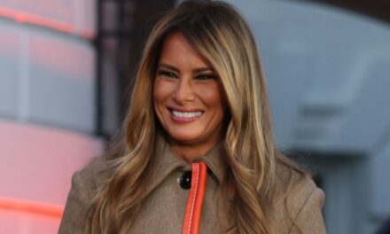 Melania Trump passe en mode maman lors de l&rsquo;événement d&rsquo;Halloween à la Maison Blanche