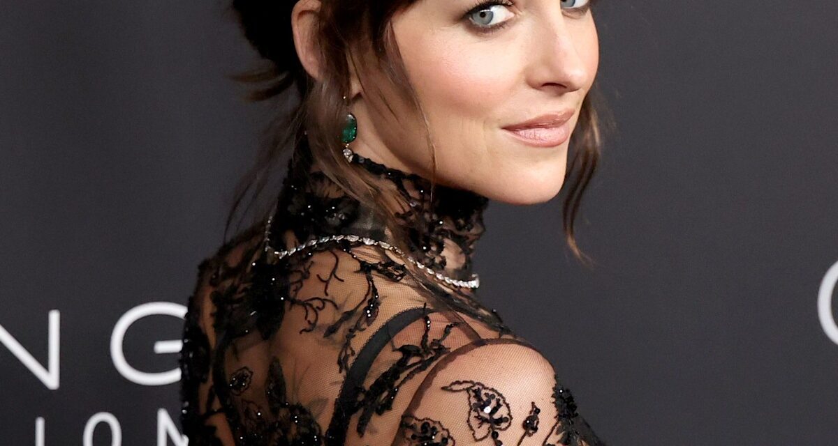 Dakota Johnson aborde les robes nues « trop sexy » avec une réponse épique