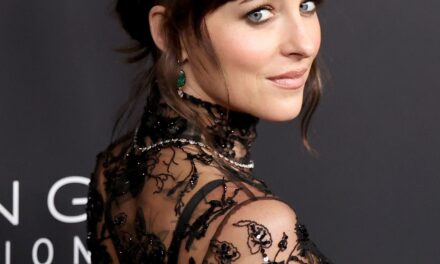 Dakota Johnson aborde les robes nues « trop sexy » avec une réponse épique
