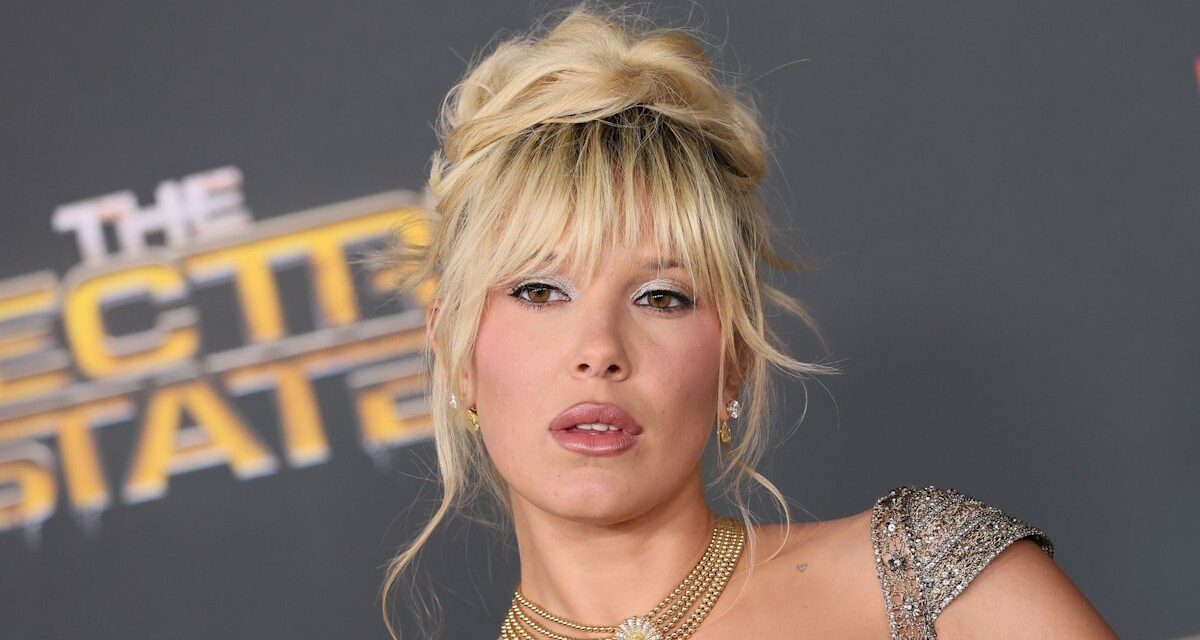 Millie Bobby Brown enfile des cuissardes en fourrure et un mini short pour la saison automne-hiver 2025