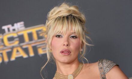 Millie Bobby Brown enfile des cuissardes en fourrure et un mini short pour la saison automne-hiver 2025