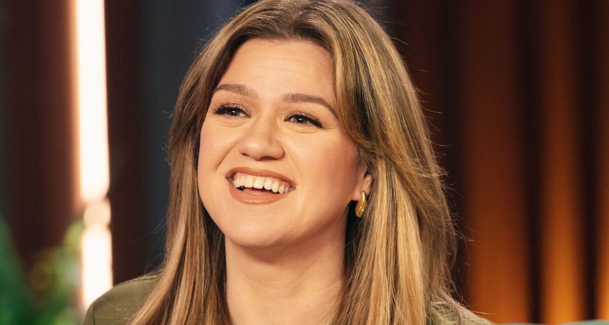 Kelly Clarkson fait une déclaration dans un petit short rouge lors d&rsquo;un spectacle étoilé