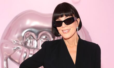 La photo non filtrée de Kris Jenner sur le tapis rouge révèle les vrais résultats de son lifting de 100 000 $