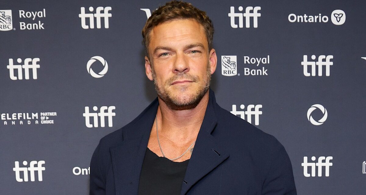 Regarder: Alan Ritchson de Reachor révèle une transformation incroyable après «  Magic Tattoo Reboval Witchery  » sur la saison 4 set