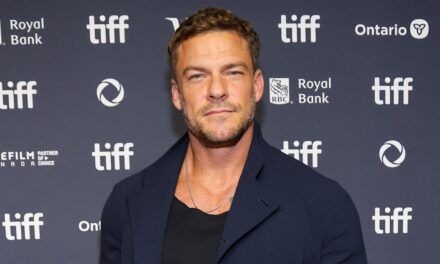 Regarder: Alan Ritchson de Reachor révèle une transformation incroyable après «  Magic Tattoo Reboval Witchery  » sur la saison 4 set