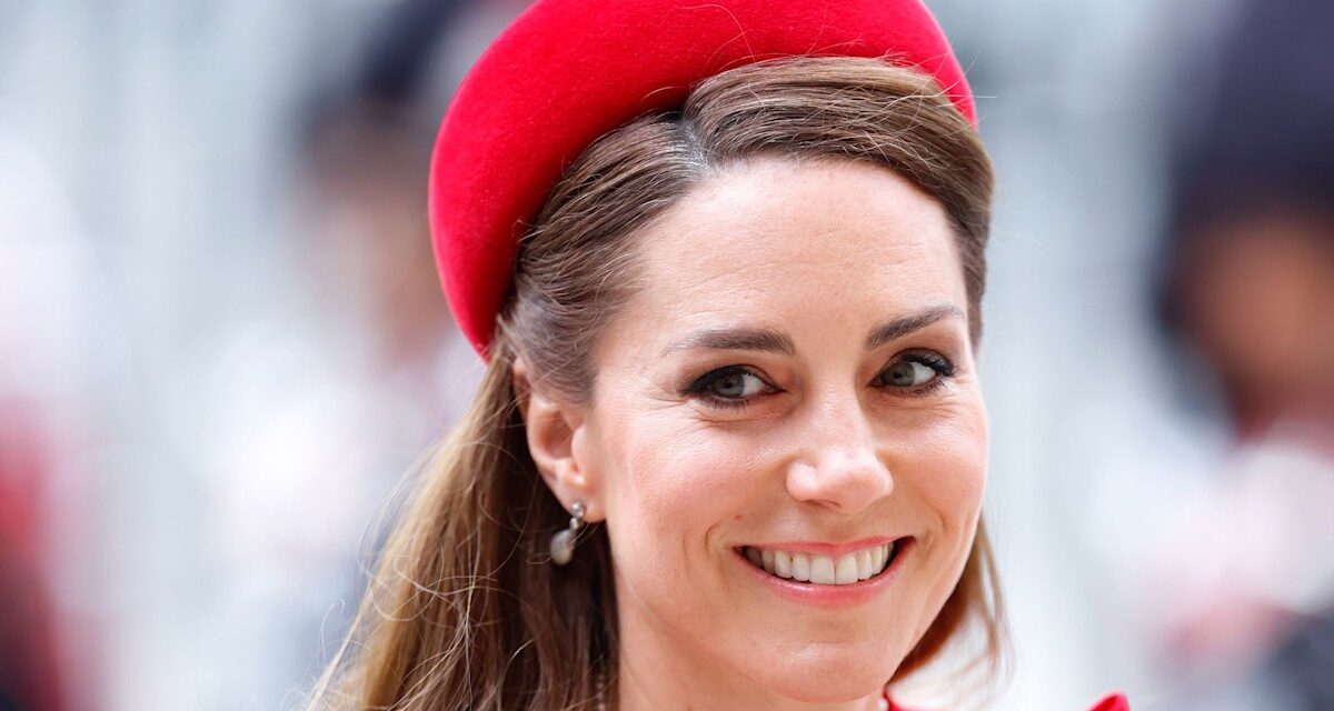 Je portais un chapeau pilulier de style Kate Middleton – et cela donnait à ma tenue une touche royale ultime.