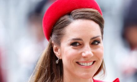 Je portais un chapeau pilulier de style Kate Middleton – et cela donnait à ma tenue une touche royale ultime.