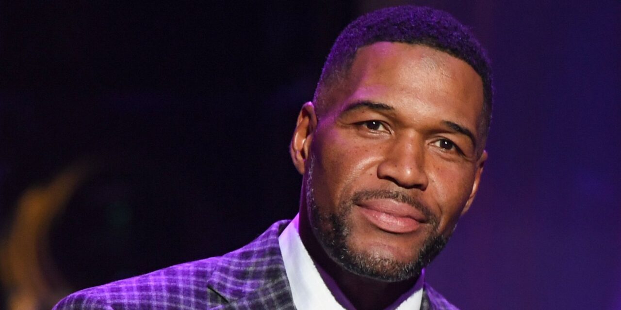 Regarder: Michael Strahan de GMA a frappé au visage par le football à l&rsquo;air alors qu&rsquo;il est laissé sous le choc