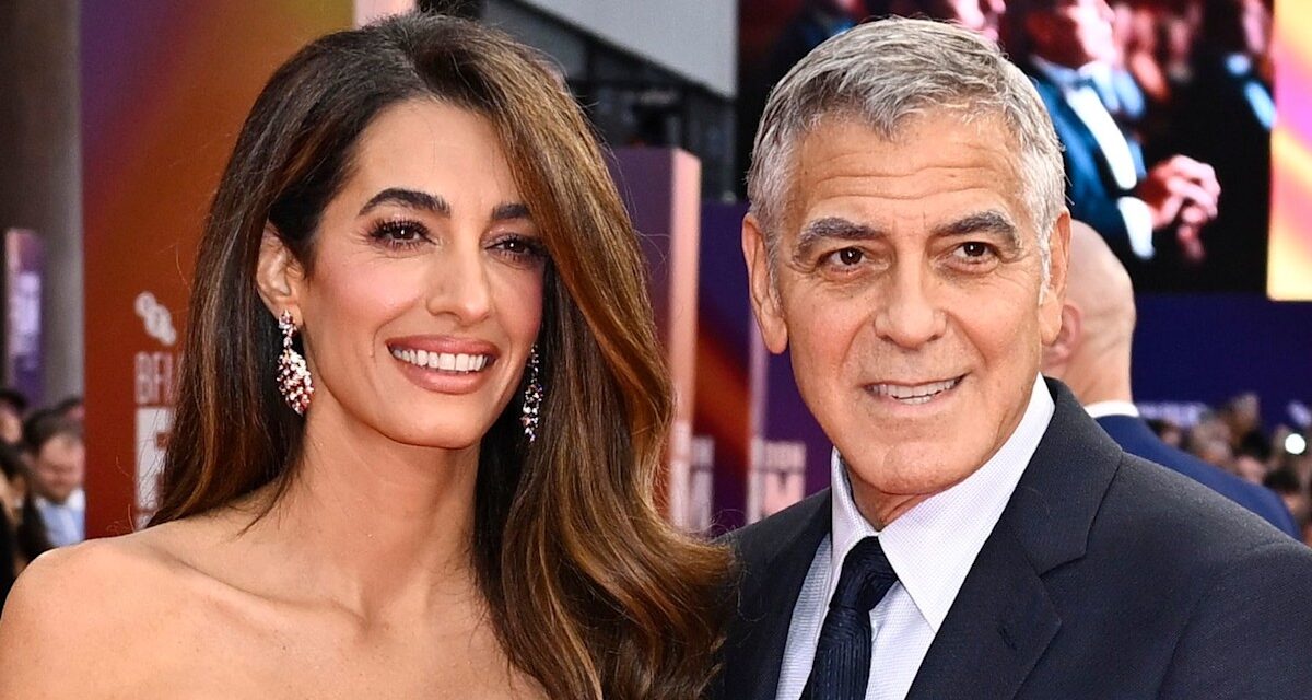 Amal Clooney, 47 ans, est la showgirl ultime dans une robe à plumes qui vole les projecteurs