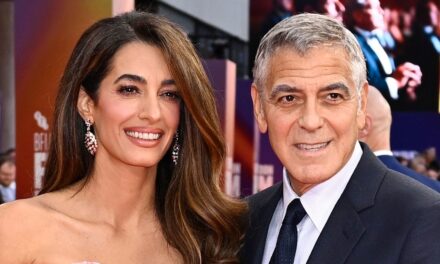 Amal Clooney, 47 ans, est la showgirl ultime dans une robe à plumes qui vole les projecteurs