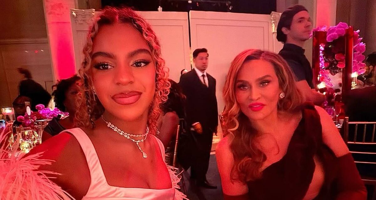 Blue Ivy est la jumelle de maman Beyoncé dans une robe luxueuse à plumes