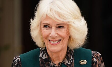 La reine Camilla rend hommage à son amie « qui nous manque beaucoup » Jilly Cooper dans une tenue à imprimé léopard que le défunt auteur approuverait