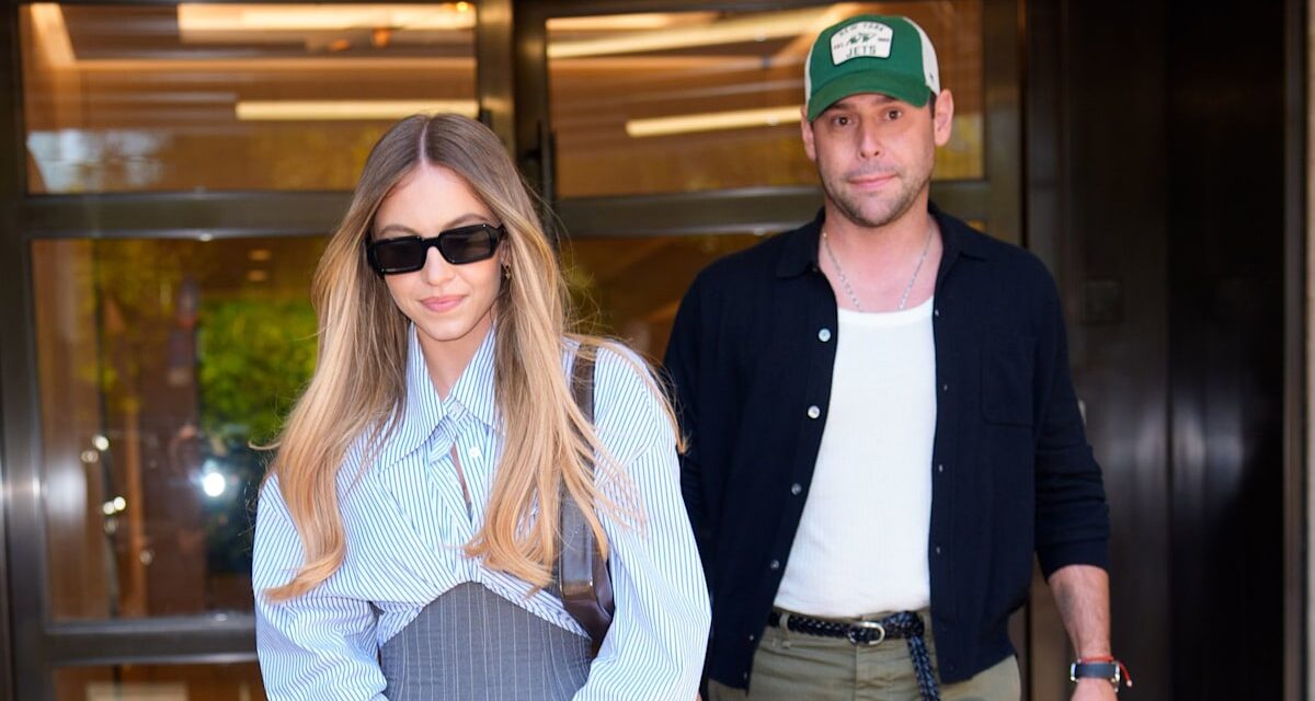 Sydney Sweeney étourdit en mini-robe sur mesure pour la soirée de rendez-vous avec Scooter Braun